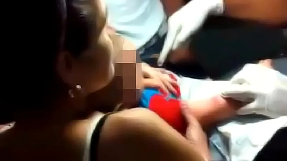 Mamă filmată în timp ce își obligă fiul de 3 ani să se tatueze! (Video)
