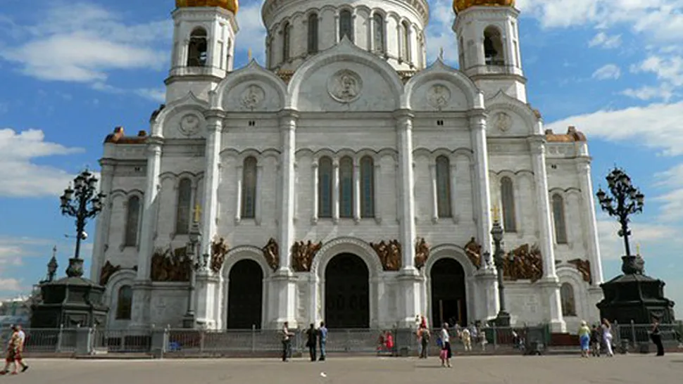 Doi morți și șase răniți, după ce un bărbat a deschis focul într-o catedrală din Rusia