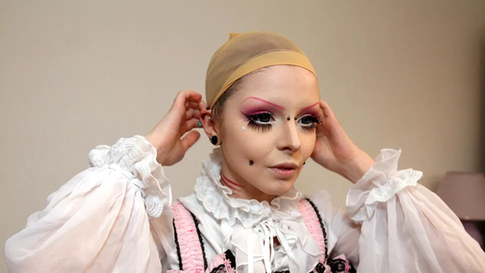 Cum arată femeia cu sprâncene roz și cercei în obraji care face furori pe internet