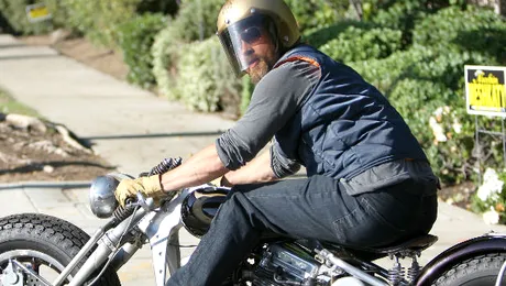 Brad Pitt a cumpărat o motocicletă de 37.000 de dolari pentru un cascador