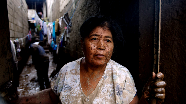Femeie face curat dupa ce viitura le-a intrat in casa in Guatemala