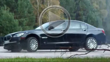 Vezi cum isi testeaza BMW modelele blindate (Video)