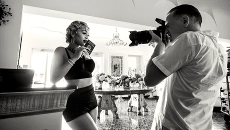 Bryan Adams, care este fotograful calendarului Pirelli 2022, l-a dedicat „marilor vedete ale muzicii”