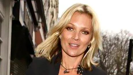 Kate Moss poarta un „penis” pe post de bijuterie (POZE)