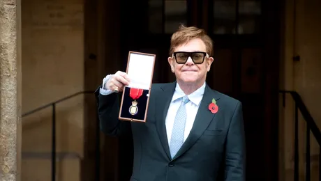 Cântărețul Elton John a fost decorat de către prinţul Charles 