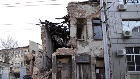 Cladirea prabusita pe Calea Mosilor, ieri si astazi! (Poze exclusive)