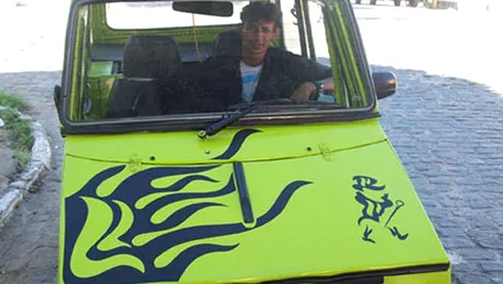 Un boschetar si-a construit masina din resturi si gunoaie