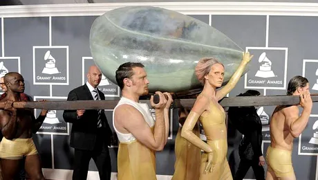 Grammy 2011: Lady Gaga a aparut pe Covorul Rosu intr-un ou (Poze si video)