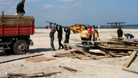 Beach-barurile construite ilegal sunt demolate
