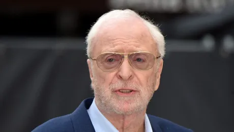 Michael Caine spune că nu se retrage după rolul din cel mai recent film al său, ”Best Sellers”