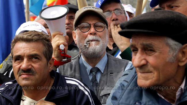 Nici pensionarii nu puteau sa lipseasca de la acest miting, fiind nemultumiti de reducerea pensiilor