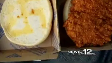 Svastică desenată pe un sandviș de la McDonald”s!