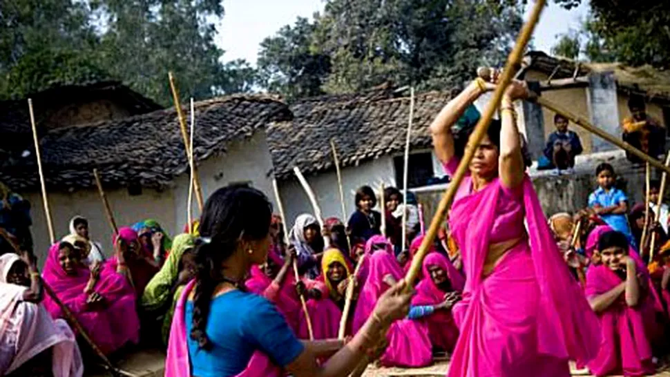 Ele sunt urmașele lui Robin Hood:  războinicele în roz din India