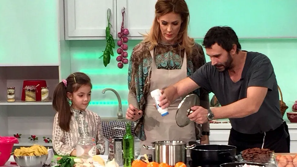 Roxana Ciuhulescu găteşte alături de fetiţa ei