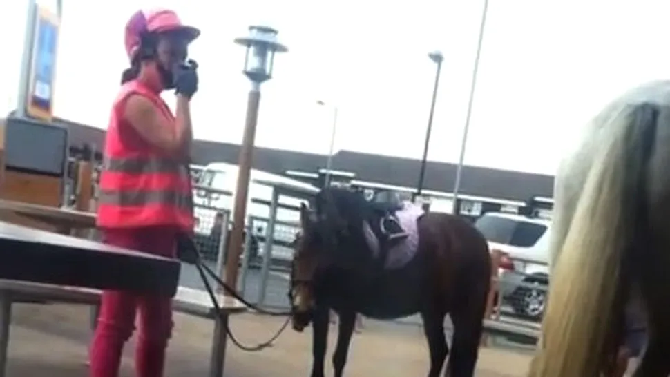 O femeie a intrat cu calul într-un restaurant fast-food