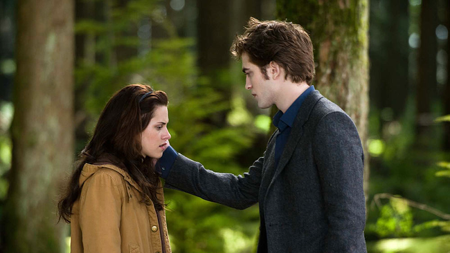 Robert Pattinson este vampirul care trebuie cucerit de admiratoarele din Romania