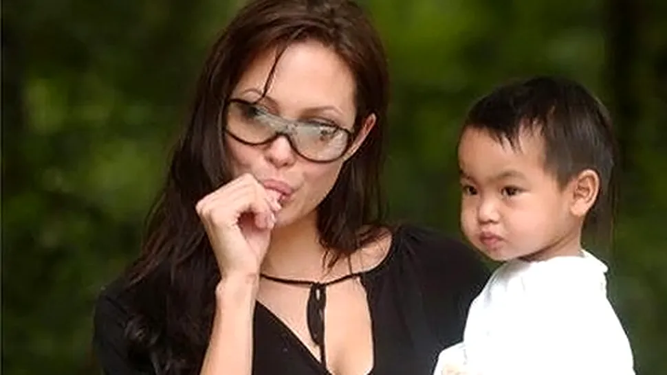 Angelina Jolie, fotografiata in ipostaze haioase (Poze)