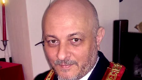 Marius Dragomir, salvat de masoni. Cum îşi câştigă existenţa