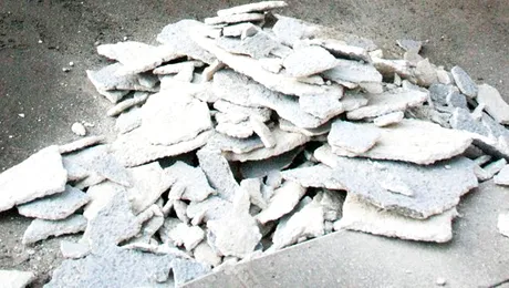 Doi răniți după prăbușirea unei bucăți din fațada hotelului Minerva din București