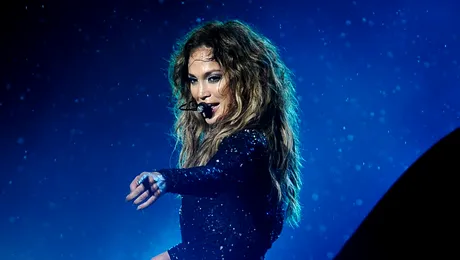 Farsă în Aeroportul din Los Angeles: Jennifer Lopez a fost „bombardată” cu confetti