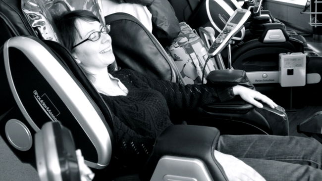 Sonia, relaxandu-se cu un masaj pe aeroportul din Narita