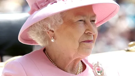 Ce conține geanta reginei Elisabeta a II-a