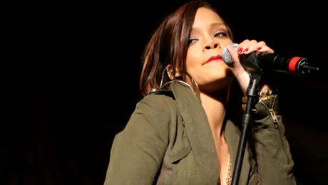 Vezi cine a furat bani de la Rihanna!