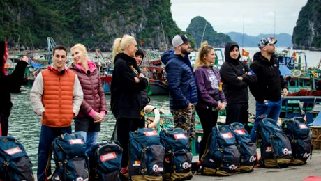 Asia Express: Vedetele au făcut autostopul şi au mâncat pe jos