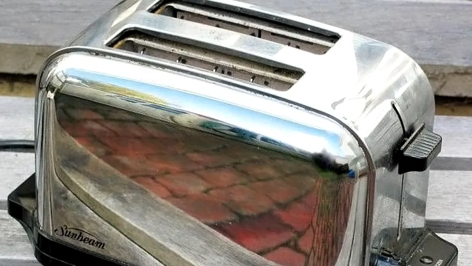 Un bărbat și-a blocat penisul într-un toaster
