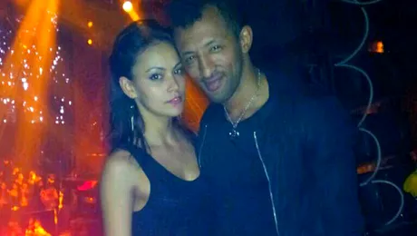 Soţia lui Kamara face decoraţiuni pentru bradul de Crăciun