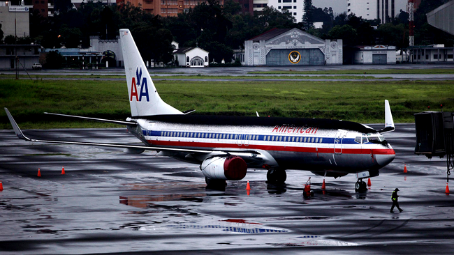Cenusa vulcanica depusa pe un avion in Guatemala