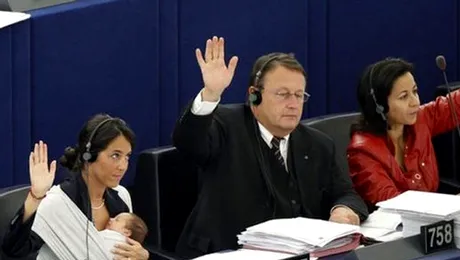 Un europarlamentar vine cu copilul la munca (Poze)