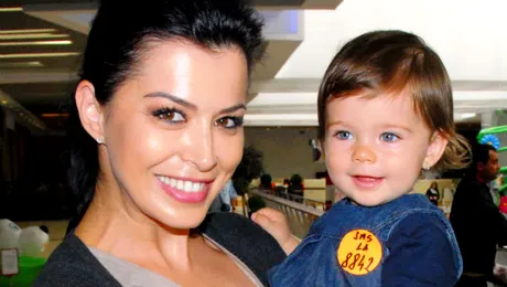 Simona Pătruleasa, cu fetiţa la un eveniment caritabil