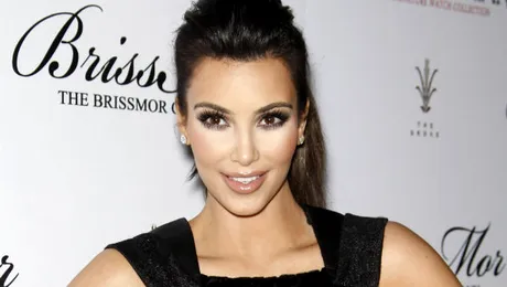Kim Kardashian doarme cu ochii întredeschişi