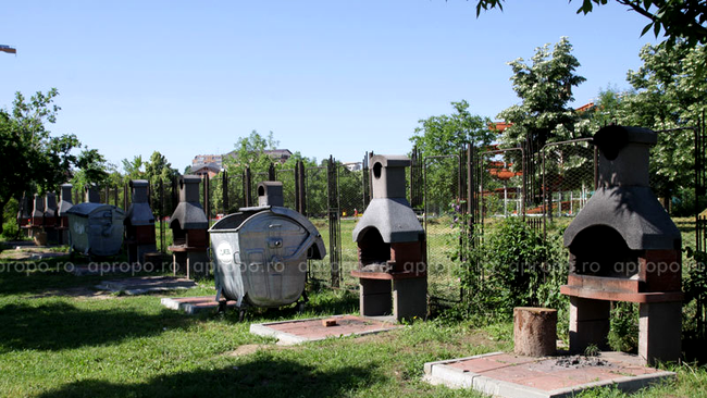 Locul de picnic din parc este unul civilizat, cu tomberoane pentru gunoaiele menajere