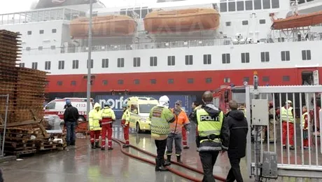 Sute de pasageri evacuati de pe o nava, la bordul careia a avut loc un incendiu