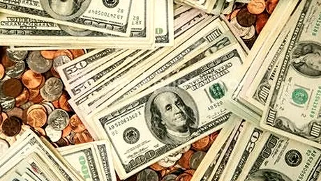 O femeie a găsit și a returnat 11.000 $