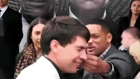 Reporter pălmuit de Will Smith, după ce a încercat să îl sărute (Video)