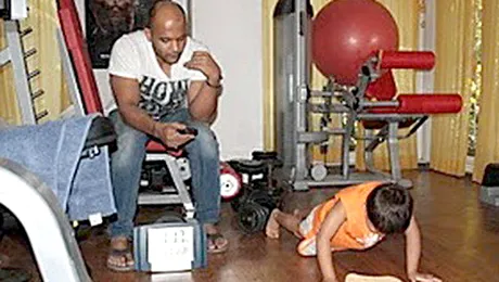 Un baietel de 4 ani din India, campion national la flotari!