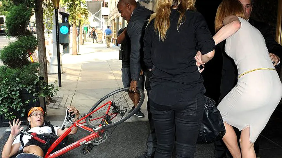 Nicole Kidman, lovită de un paparazzo cu bicicleta 