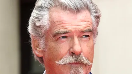 Pierce Brosnan, în rolul de supererou, alături de  Dwayne Johnson în filmul “Black Adam”