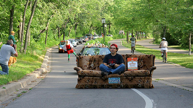 cursa cu canapeaua motorizata