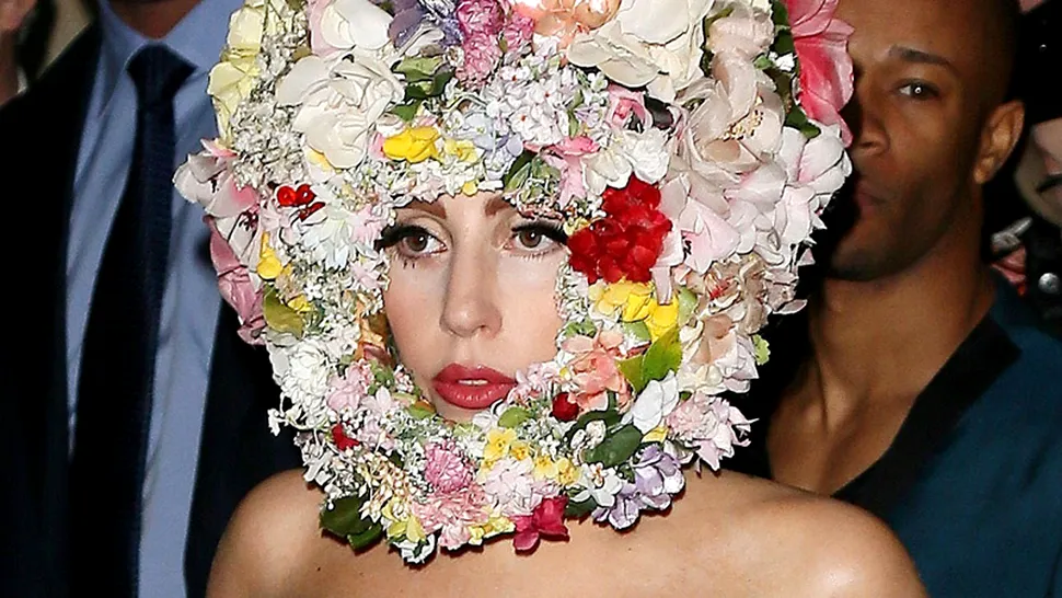 Lady Gaga, acoperită cu flori la London Fashion Week