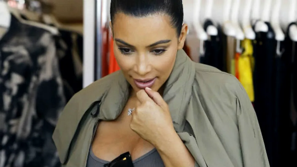 
Kim Kardashian şi-a afişat silueta de gravidă