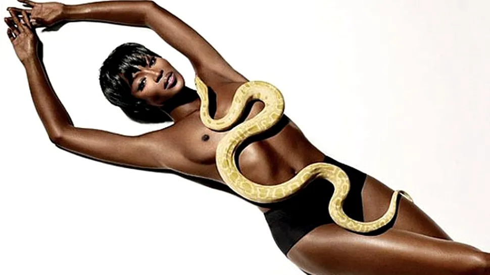 Naomi Campbell a pozat topless, cu un şarpe viu între sâni