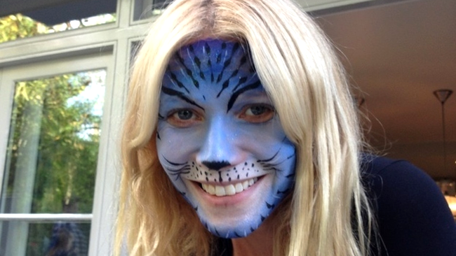 Gwyneth pictată pe față