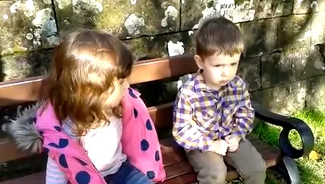 O fetiță de patru ani către fratele mai mic: „Trebuie să fii puțin mai tare” (Video)