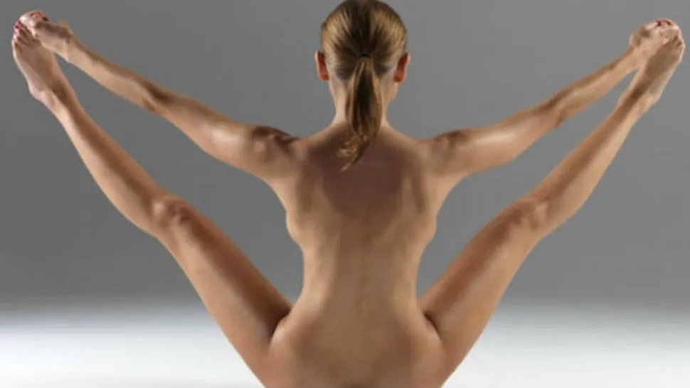 
Face yoga fără haine, iar partenerul ei o pozează! Cine este vedeta
