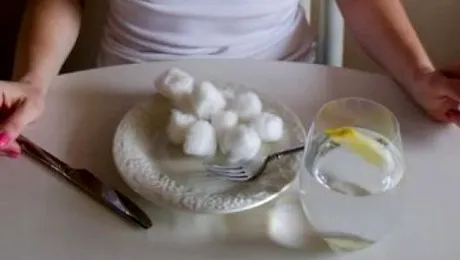 Cea mai periculoasă cură de slăbire – dieta cu vată de bumbac