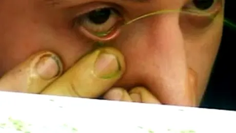 Un artist argentinian pictează cu ochii (Video)